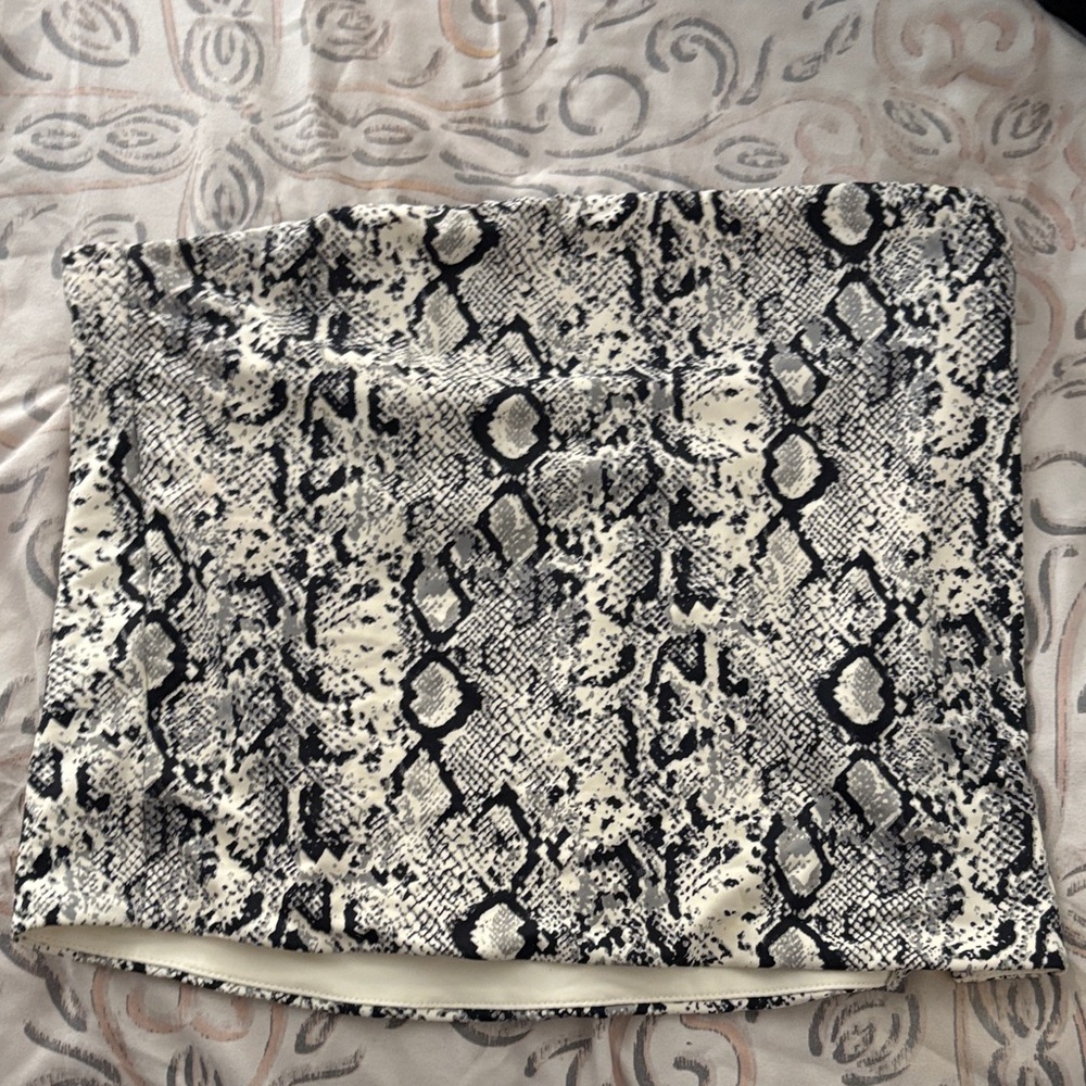 Forever 21 Black and White Reptile Habitat Cover
